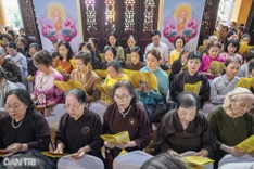 Crowds gather at Quan Su Pagoda for Vesak celebrations