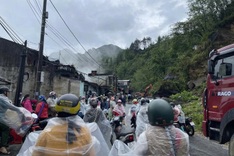Heavy rain causes house collapse, killing one in Sapa
