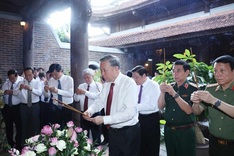 Party General Secretary offers incense in tribute to President Ho Chi Minh