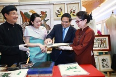 Vietnamese, Thai Prime Ministers contemplate handicraft products