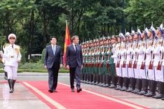 Welcome ceremony held for French President in Hanoi
