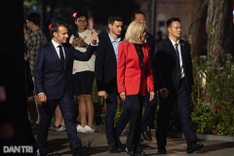French President strolls Hanoi’s Old Quarter, visits Ngoc Son Temple
