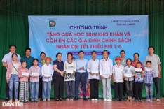Dantri grants scholarships to disadvantaged students in Ha Giang