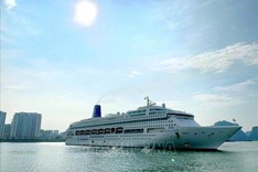 Chinese cruise ship brings 1,000 tourists to Ha Long Bay