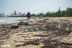 Danang beach left strewn with rubbish after torrential rain