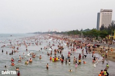 Dozens of tourists swept out to sea at Cua Lo Beach, all rescued safely