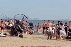 Motorised paraglider hits tourists on Ha Long beach