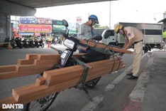HCM City fines motorbike drivers for carrying bulky goods