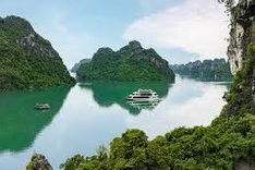 Foreign tourist dies during meal on Ha Long boat
