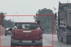 Hanoi police fine driver for carrying six children in pickup truck bed