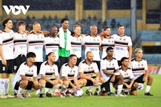 Van Quyet scores twice as Vietnam All Stars beat Manchester Reds 3-2