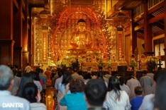 Pagodas ring bells for national peace on first day of new government model