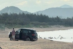 Dak Lak driver fined for driving SUV onto crowded beach