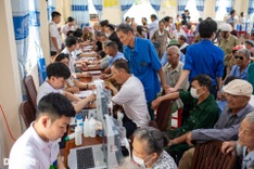 Dantri/DTiNews offers free check-ups to 300 revolutionary contributors