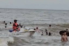 Jet skis pose safety risks to tourists at Sam Son Beach
