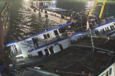 Capsized tourist boat in Quang Ninh towed ashore