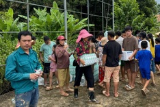 Military helicopter delivers emergency aid to flood victims in Nghe An