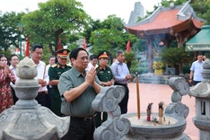 PM pays tribute to President Ho Chi Minh, fallen heroes in Quang Tri