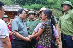 Prime Minister visits flood-hit communities in Dien Bien