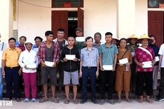 Dantri delivers additional VND 300 million to flood-hit residents