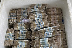 Bac Ninh man pays car deposit with small change savings