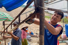 Illegal seaside stalls dismantled in Mui Ne