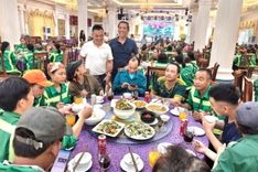 Nghe An restaurant offers free meals to sanitation workers