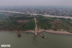 Over 450 students cross river daily to attend school in Hanoi