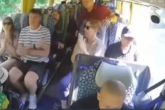 Tourists applaud bus driver for averting crash in Tuyen Quang