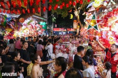 Hanoi street filled with early Mid-Autumn Festival spirit