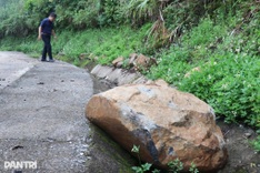 Massive rocks fall onto Quang Ngai road