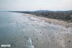 Five people rescued from waves at My Khe Beach