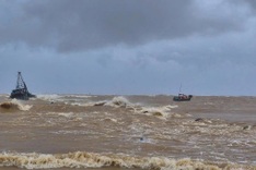Two fishing boats adrift off Quang Tri, leaving nine missing