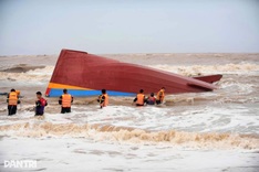 Three bodies recovered after fishing boats sink in Quang Tri storm
