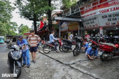 Busy motorbike repair shops in Hanoi overwhelmed by flooding breakdowns