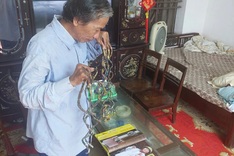 Vietnamese man recognised with world record for 6-metre fingernails