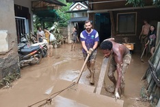 Foreigners help Tuyen Quang locals clean flood-struck homes
