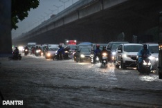 Heavy rain floods Hanoi streets, causes major traffic jams