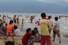 Tourists warned of illegal beach services in Danang