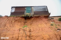 Houses in Lam Dong at risk of collapse due to erosion