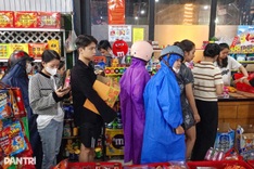 Danang residents stock up on food as Typhoon Fengshen approaches