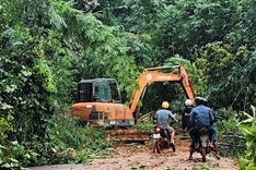 Landslides paralyse mountain pass linking Dalat and HCM City