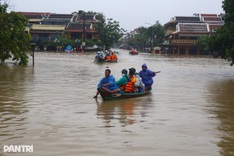 Tourists flock to Hoi An despite rising floodwaters