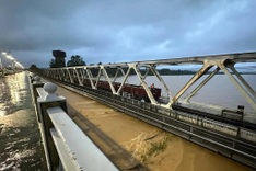 Two trains deployed to secure Hue railway bridges amid flooding