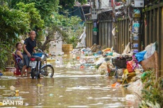 Mud and debris blanket Danang as floods recede