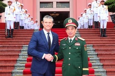 US Secretary of War pays official visit to Vietnam