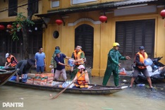 Water rises again in Hoi An, forcing tourists and residents to flee