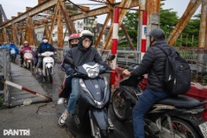 Long Bien Bridge repairs cause heavy congestion in Hanoi
