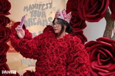 Hanoi cafe draws crowds with G-Dragon rose outfits