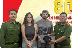 Danang police return lost items to Russian tourists